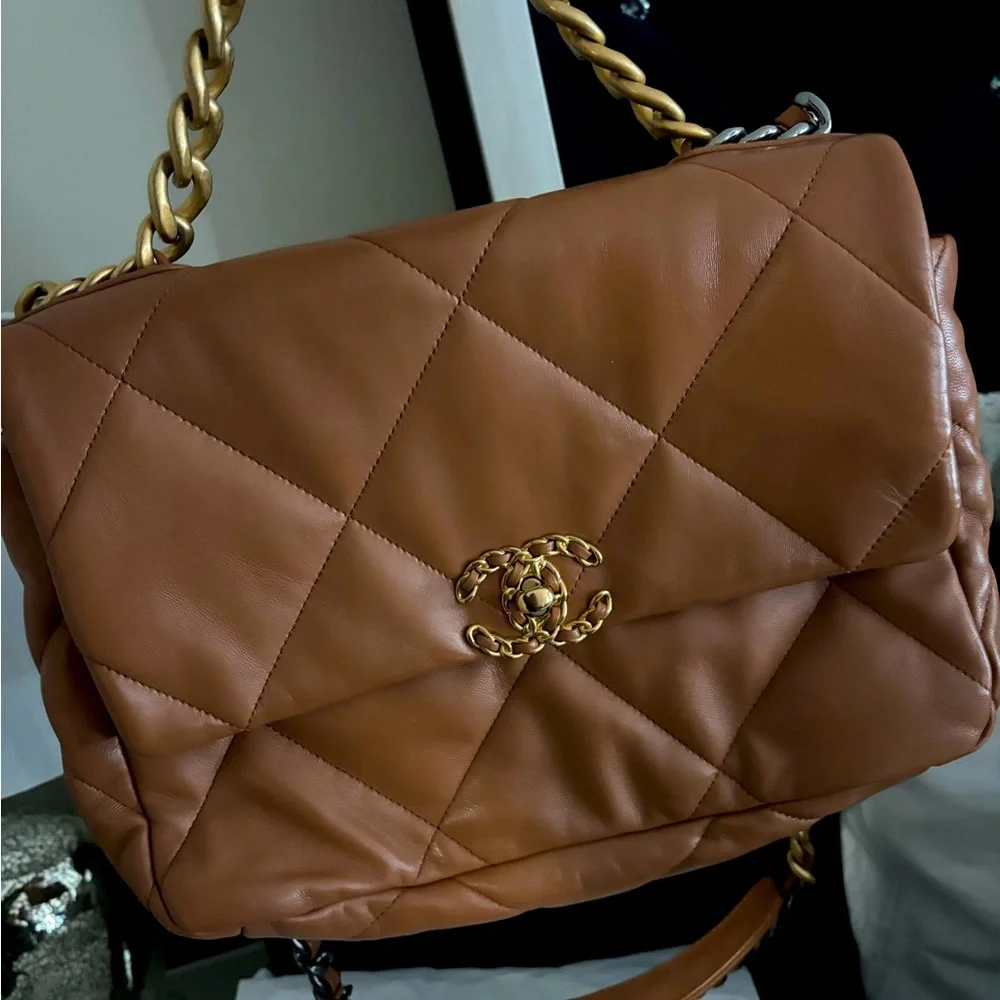 CHANEL 19 FLAP LIKE NEW - Picture 4 of 7